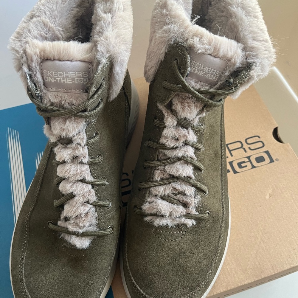sketchers - Brand New in the original box on the go - olive size 9.5 - Picture 2 of 5